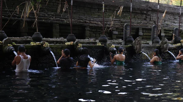 Άνθρωποι Στο Νερό Του Ναού Tirta Empul Ινδονησία — Φωτογραφία Αρχείου