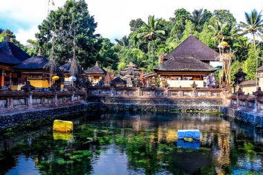 Endonezya 'nın Ubud kentindeki Tiran Tapınağı dekorasyon ve mimarisini Empul  