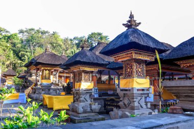 Endonezya 'nın Ubud kentindeki Tiran Tapınağı dekorasyon ve mimarisini Empul  