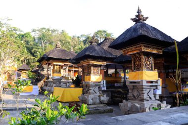 Endonezya 'nın Ubud kentindeki Tiran Tapınağı dekorasyon ve mimarisini Empul  