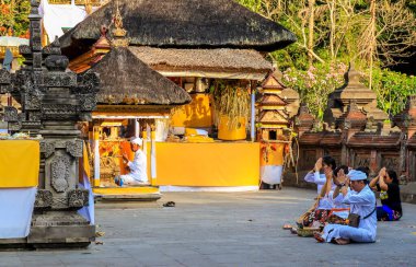 Endonezya 'nın Ubud kentindeki Tiran Tapınağı dekorasyon ve mimarisini Empul  