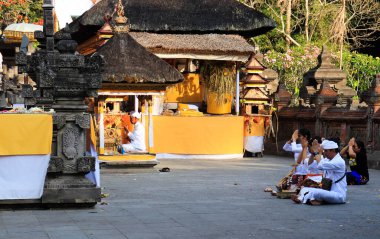 Endonezya 'nın Ubud kentindeki Tiran Tapınağı dekorasyon ve mimarisini Empul  
