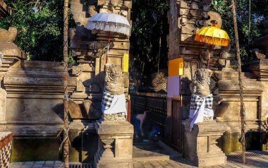 Endonezya 'nın Ubud kentindeki Tiran Tapınağı dekorasyon ve mimarisini Empul  