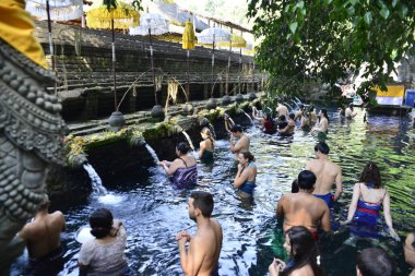 Bali, Endonezya - 29 Ekim 2019: Tiran Boşluğu 'nun güzel bir manzarası, Kutsal Bahar Su Tapınağı' ndaki insanlar.