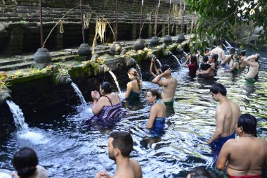Bali, Endonezya - 29 Ekim 2019: Tiran Boşluğu 'nun güzel bir manzarası, Kutsal Bahar Su Tapınağı' ndaki insanlar.