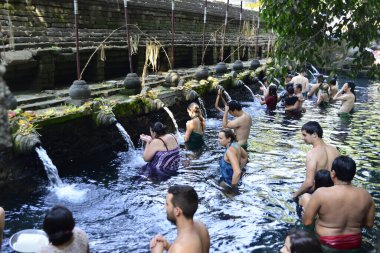 Bali, Endonezya - 29 Ekim 2019: Tiran Boşluğu 'nun güzel bir manzarası, Kutsal Bahar Su Tapınağı' ndaki insanlar.