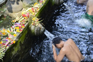 Bali, Endonezya - 29 Ekim 2019: Tiran Boşluğu 'nun güzel bir manzarası, Kutsal Bahar Su Tapınağı' ndaki insanlar.