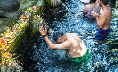 Bali, Endonezya - 29 Ekim 2019: Tiran Boşluğu 'nun güzel bir manzarası, Kutsal Bahar Su Tapınağı' ndaki insanlar.
