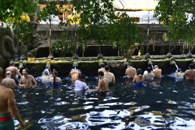 Bali, Endonezya - 29 Ekim 2019: Tiran Boşluğu 'nun güzel bir manzarası, Kutsal Bahar Su Tapınağı' ndaki insanlar.