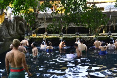 Bali, Endonezya - 29 Ekim 2019: Tiran Boşluğu 'nun güzel bir manzarası, Kutsal Bahar Su Tapınağı' ndaki insanlar.