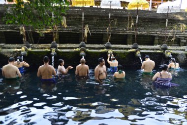 Bali, Endonezya - 29 Ekim 2019: Tiran Boşluğu 'nun güzel bir manzarası, Kutsal Bahar Su Tapınağı' ndaki insanlar.
