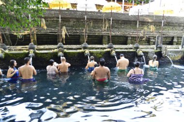 Bali, Endonezya - 29 Ekim 2019: Tiran Boşluğu 'nun güzel bir manzarası, Kutsal Bahar Su Tapınağı' ndaki insanlar.