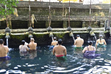 Bali, Endonezya - 29 Ekim 2019: Tiran Boşluğu 'nun güzel bir manzarası, Kutsal Bahar Su Tapınağı' ndaki insanlar.