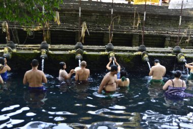 Bali, Endonezya - 29 Ekim 2019: Tiran Boşluğu 'nun güzel bir manzarası, Kutsal Bahar Su Tapınağı' ndaki insanlar.