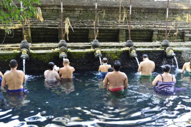 Bali, Endonezya - 29 Ekim 2019: Tiran Boşluğu 'nun güzel bir manzarası, Kutsal Bahar Su Tapınağı' ndaki insanlar.
