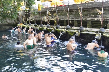 Bali, Endonezya - 29 Ekim 2019: Tiran Boşluğu 'nun güzel bir manzarası, Kutsal Bahar Su Tapınağı' ndaki insanlar.