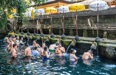 Bali, Endonezya - 29 Ekim 2019: Tiran Boşluğu 'nun güzel bir manzarası, Kutsal Bahar Su Tapınağı' ndaki insanlar.