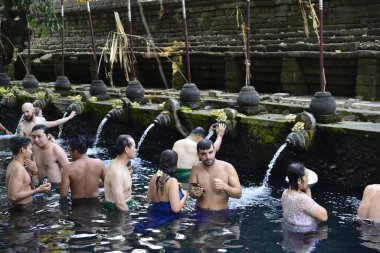 Bali, Endonezya - 29 Ekim 2019: Tirta Empul 'un güzel bir manzarası, Kutsal Bahar Su Tapınağı.