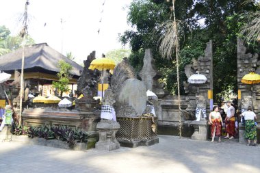 Bali, Endonezya - 29 Ekim 2019: Tirta Empul 'un güzel bir manzarası, Kutsal Bahar Su Tapınağı.