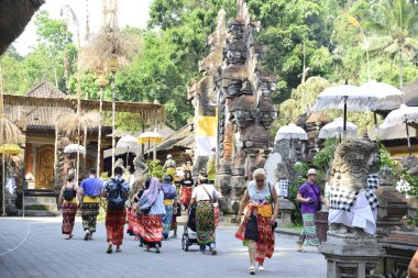 Bali, Endonezya - 29 Ekim 2019: Tirta Empul 'un güzel bir manzarası, Kutsal Bahar Su Tapınağı.