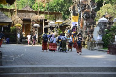 Bali, Endonezya - 29 Ekim 2019: Tirta Empul 'un güzel bir manzarası, Kutsal Bahar Su Tapınağı.