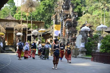 Bali, Endonezya - 29 Ekim 2019: Tirta Empul 'un güzel bir manzarası, Kutsal Bahar Su Tapınağı.
