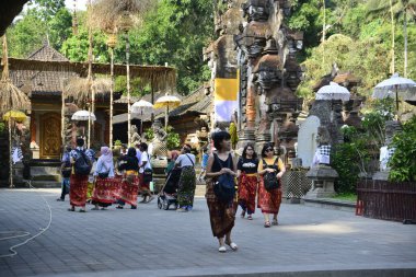 Bali, Endonezya - 29 Ekim 2019: Tirta Empul 'un güzel bir manzarası, Kutsal Bahar Su Tapınağı.