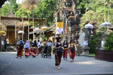 Bali, Endonezya - 29 Ekim 2019: Tirta Empul 'un güzel bir manzarası, Kutsal Bahar Su Tapınağı.
