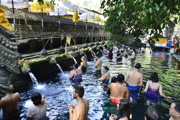 Bali Indonesië Oktober 2019 Een Prachtig Uitzicht Tirta Empul Mensen — Stockfoto