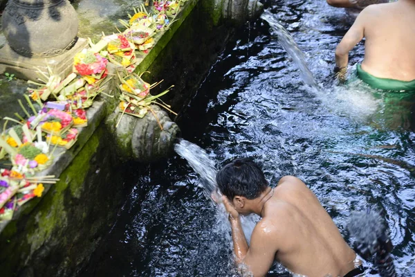 Bali Indonésia Outubro 2019 Uma Bela Vista Tirta Empul Pessoas — Fotografia de Stock