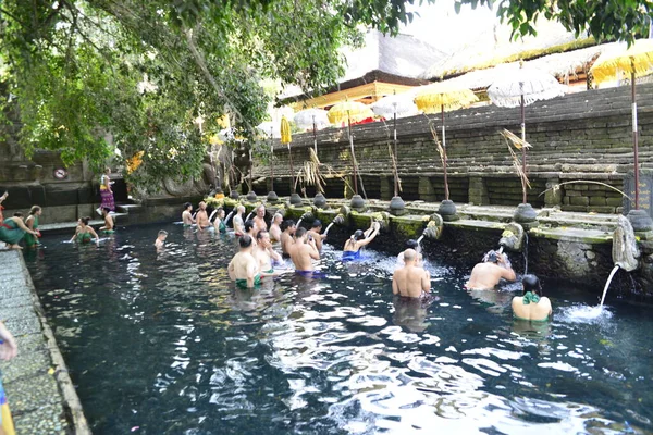 Bali, Endonezya - 29 Ekim 2019: Tiran Boşluğu 'nun güzel bir manzarası, Kutsal Bahar Su Tapınağı' ndaki insanlar.
