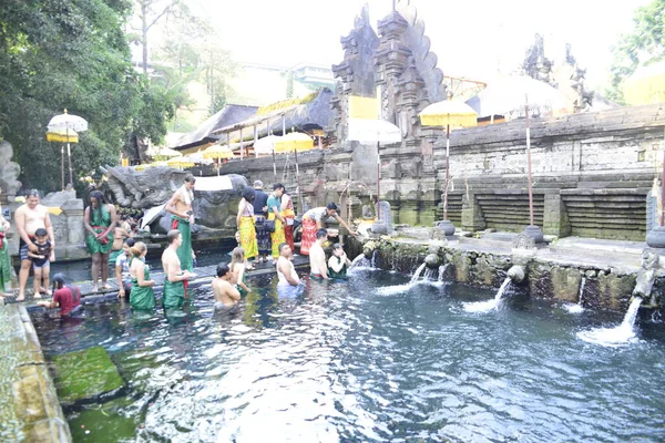 Bali Indonésia Outubro 2019 Uma Bela Vista Tirta Empul Pessoas — Fotografia de Stock