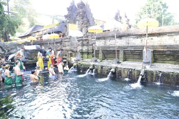 Bali Indonésia Outubro 2019 Uma Bela Vista Tirta Empul Pessoas — Fotografia de Stock