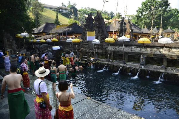 Bali Indonésia Outubro 2019 Uma Bela Vista Tirta Empul Pessoas — Fotografia de Stock