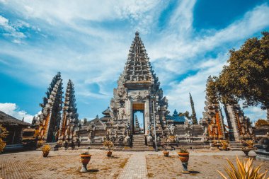 Ubud 'daki Endonezya tapınağı Ulun Danu Beratan