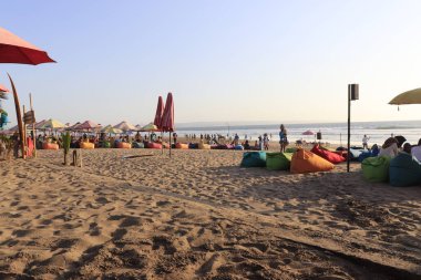 Turistlerle dolu Endonezya plajı 