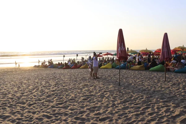 Spiaggia Indonesiana Con Turisti — Foto Stock