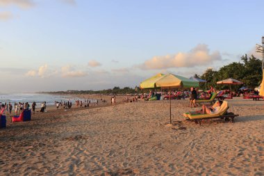 Endonezya Kuta plajında gün batımı zamanı