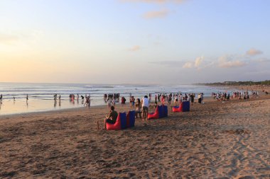 Endonezya Kuta plajında gün batımı zamanı