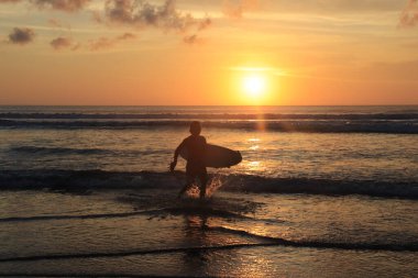 Endonezya Kuta plajında gün batımı zamanı