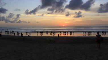 Endonezya 'da deniz ve plajın üzerinde gün batımı gökyüzü