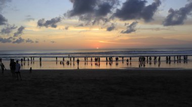 Endonezya 'da deniz ve plajın üzerinde gün batımı gökyüzü