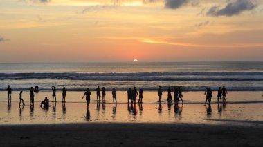 Endonezya 'da deniz ve plajın üzerinde gün batımı gökyüzü