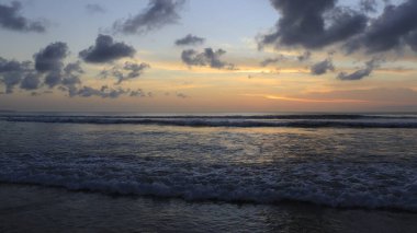 Endonezya 'da deniz ve plajın üzerinde gün batımı gökyüzü
