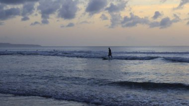 Endonezya Kuta plajında gün batımı zamanı
