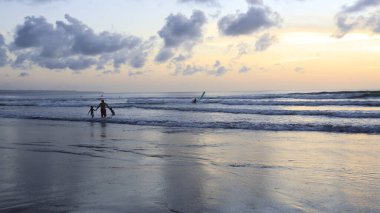 Endonezya 'da deniz üzerinde gün batımı gökyüzü