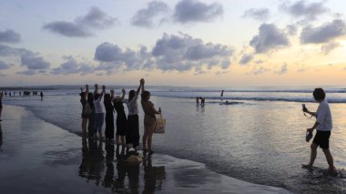 Endonezya Kuta plajında gün batımı zamanı