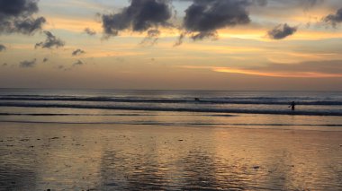 Endonezya 'da deniz üzerinde gün batımı gökyüzü