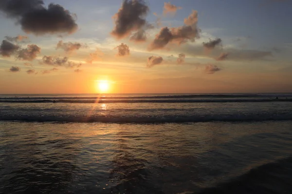 Висадка Сонця Вечірнього Неба Над Узбережжям Морем Індонезії — стокове фото