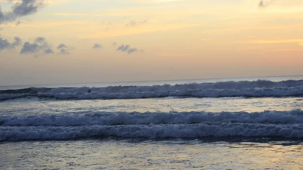 Solnedgång Himmel Över Strand Och Hav Indonesien — Stockfoto